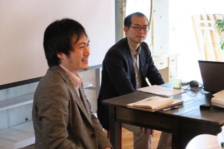 前に座って話す先生たち