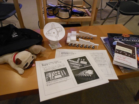 机の上に置かれた資料と本など 机の上に置かれた資料と本など