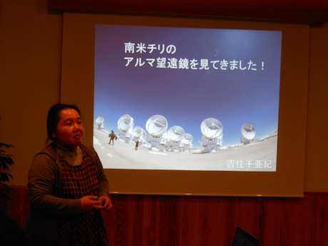 スクリーンの横に立って話す吉住千亜紀先生 スクリーンの横に立って話す吉住千亜紀先生