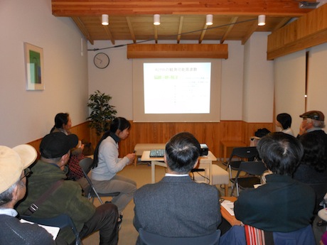 スクリーンを見る参加者 スクリーンを見る参加者