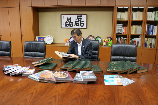 20210916ウズベキスタン副首相本寄贈