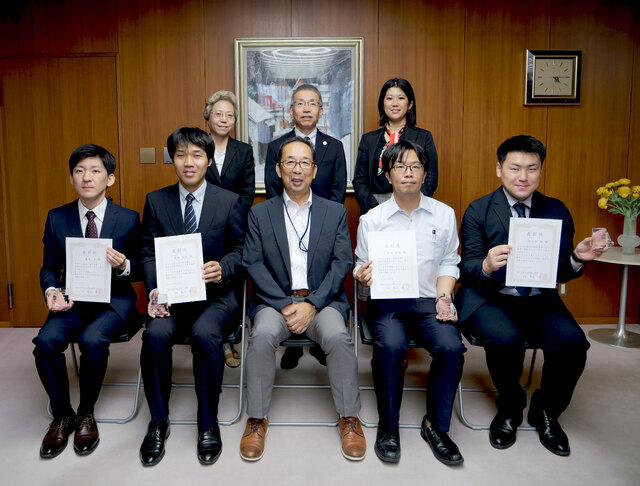 若手教員研究奨励制度に係る表彰式を実施しました | 和歌山大学