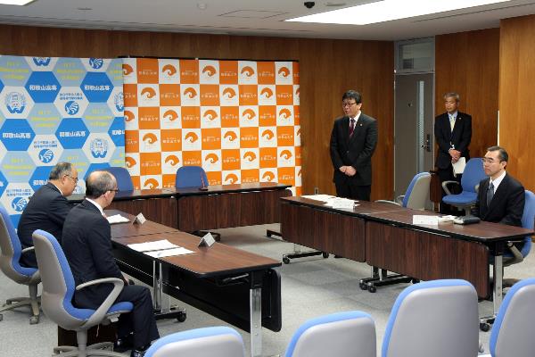 挨拶をする伊東システム工学部長