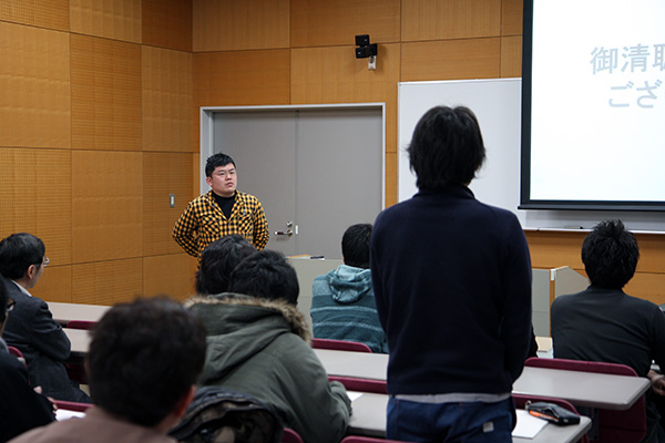 学生からの質問に答える石垣さん 