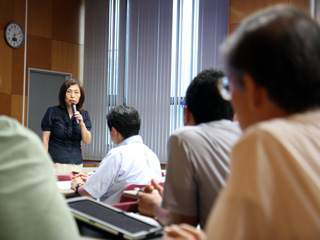 「新カリキュラムにおける科学技術英語教育の授業設計に関する研究」講演会にて参加者の質問に答える山崎講師